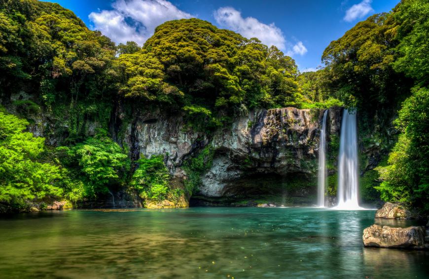 Чхонджиён — сегментированный одноуровневый водопад высотой 22 метра